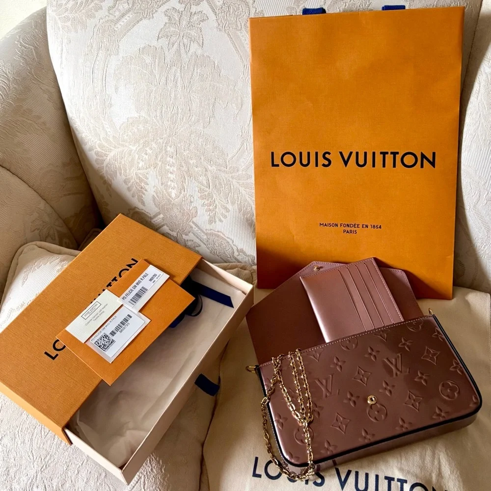 Louis Vuitton Pochette Felicie 
in Patent Vernis Leather - Picture 4 of 10